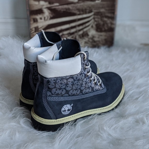 Timberland Navy and White Nubuck 6' Boots - Picture 4 of 15